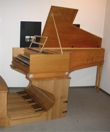 The two manual harpsichord according to Benoist Stehlin, Paris 1760, with appended organ pedal